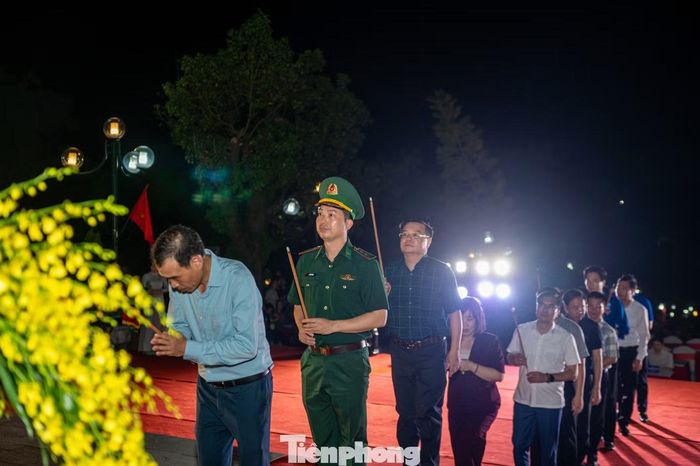 Tham dự chương trình có đại diện Tỉnh ủy - HĐND - UBND - Ủy ban MTTQ tỉnh Quảng Ninh cùng hơn 500 đoàn viên, thanh niên, hội viên, cán bộ, chiến sĩ LLVT, cựu chiến binh, cựu thanh niên xung phong, thân nhân các gia đình Anh hùng liệt sĩ và đông đảo nhân dân trên địa bàn.