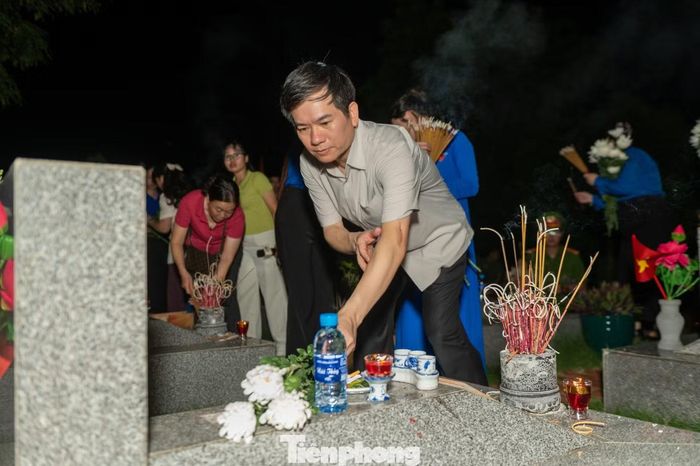  Trong không khí trang nghiêm và thành kính, các đồng chí lãnh đạo tỉnh, đại biểu cùng đông đảo đoàn viên, thanh niên đã kính cẩn dâng hương, dâng hoa, dành phút mặc niệm tưởng nhớ các Anh hùng liệt sĩ. 
