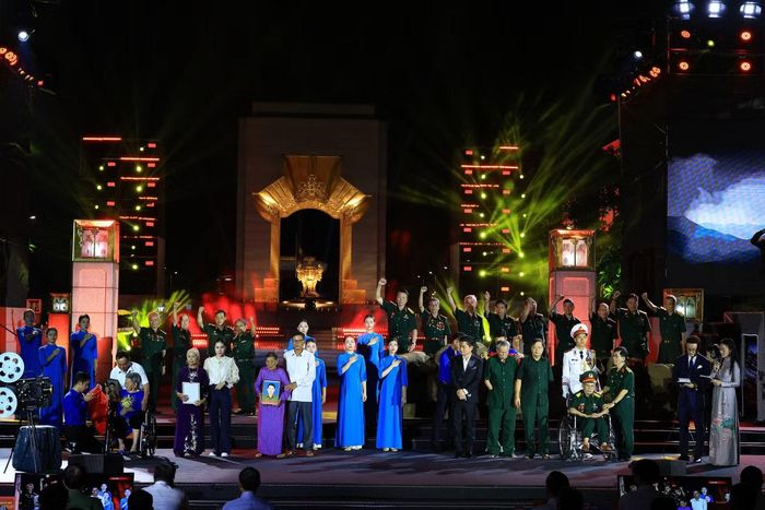 Bên cạnh đó, Ban tổ chức cũng trao hình ảnh phục dựng chân dung cho thân nhân ba liệt sĩ, giúp các gia đình lần đầu tiên được nhìn lại gương mặt người thân sau nhiều năm chỉ còn lưu giữ trong ký ức.
