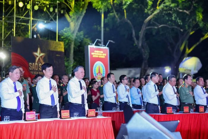Tham dự tại điểm cầu Hà Nội có Tổng Bí thư, Chủ tịch nước Tô Lâm; Thủ tướng Chính phủ Lê Minh Hưng; Trưởng Ban tổ chức Trung ương Nguyễn Duy Ngọc; Chủ nhiệm Ủy ban Kiểm tra Trung ương Trần Sỹ Thanh; Phó Thủ tướng Thường trực Chính phủ Phạm Gia Túc; Đại tướng Lương Tam Quang, Bộ trưởng Bộ Công an... cùng đông đảo lãnh đạo, nguyên lãnh đạo Đảng, Nhà nước, lãnh đạo, nguyên lãnh đạo 4 tỉnh thành phố tổ chức điểm cầu truyền hình và các tỉnh lân cận, đại diện các ban bộ ngành Đoàn thể trung ương và địa phương.