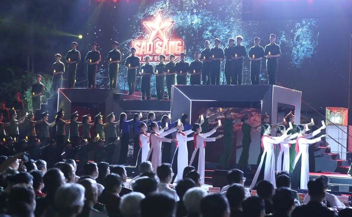 Với ba chương Những người chưa bao giờ khuất, Mệnh lệnh trái tim - Chiến dịch 500 ngày đêm và Trả lại tên cho các anh, cầu truyền hình được xây dựng như một dòng chảy cảm xúc, kết nối quá khứ với hiện tại bằng âm nhạc, kỷ vật và những câu chuyện có thật, những cuộc "gặp gỡ", "đoàn tụ" trên sân khấu.