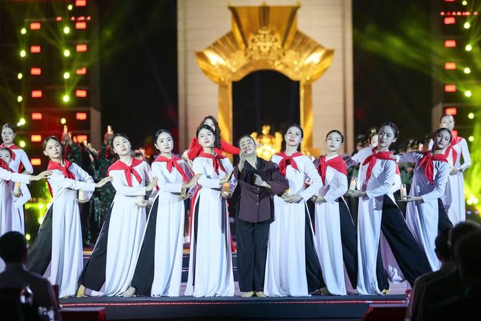 Xuyên suốt chương trình là những phóng sự, câu chuyện có thật về những cuộc chia ly không có ngày hẹn trở lại, những mối tình còn dang dở, những người mẹ, người vợ, người con chờ đợi suốt hàng chục năm và những hành trình tìm kiếm kéo dài tưởng như không có hồi kết. Từ những lá thư, kỷ vật của liệt sĩ, đến các cuộc gặp gỡ với thân nhân, nhân chứng trong và ngoài nước, mỗi câu chuyện đều khắc họa sâu sắc giá trị của hai chữ "trở về".