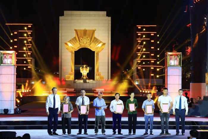Một trong những điểm nhấn xúc động nhất tại điểm cầu Hà Nội là lễ trao kết quả giám định ADN trùng khớp cho thân nhân 7 liệt sĩ tại điểm cầu Hà Nội. Tổng Bí thư, Chủ tịch nước Tô Lâm và Thủ tướng Chính phủ Lê Minh Hưng đã trực tiếp trao kết quả cho các gia đình. Khoảnh khắc những người đã hy sinh được gọi lại đúng tên mình sau nhiều thập kỷ không chỉ là niềm hạnh phúc của từng gia đình, mà còn là minh chứng cho sự bền bỉ của hành trình trả lại tên cho các anh bằng khoa học và trách nhiệm của cả xã hội.