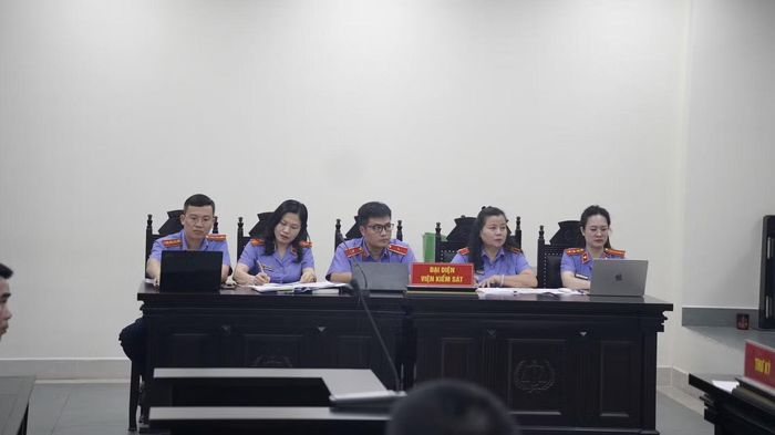 Các Kiểm sát viên thực hành quyền công tố và kiểm sát xét xử.