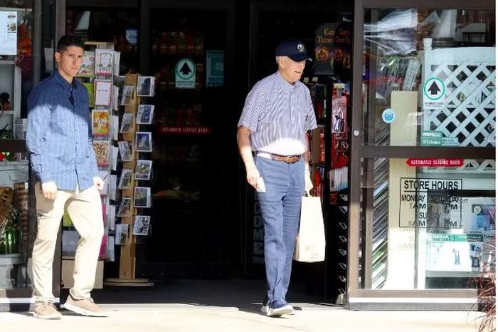 Tổng thống Joe Biden rời khỏi siêu thị ở Delaware, tháng 9/2025. (Ảnh: Mega)