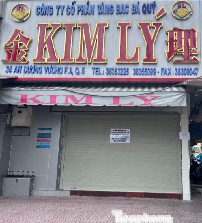 Loạt tiệm vàng, kim cương đóng cửa khi chủ bị cơ quan công an khởi tố trong vụ án buôn lậu kim cương xuyên quốc gia.