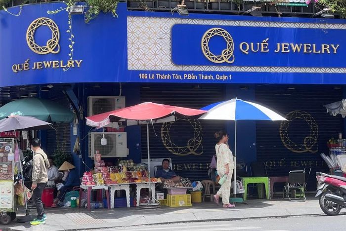 Theo khảo sát sơ bộ của Hội Mỹ nghệ Kim hoàn Đá quý TPHCM, từ đầu tháng 7 đến nay đã có hơn 30 tiệm kinh doanh vàng, kim cương đóng cửa.
