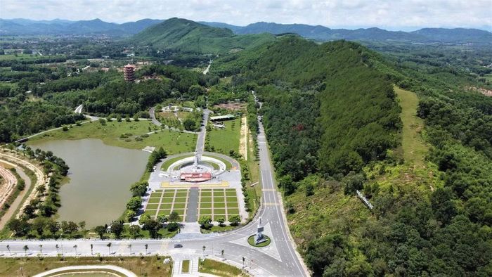 Ngã ba Đồng Lộc, thuộc xã Đồng Lộc (Hà Tĩnh), là điểm giao thông chiến lược trên tuyến chi viện cho chiến trường miền Nam trong kháng chiến chống Mỹ. Chỉ trong 240 ngày đêm từ tháng 3 đến tháng 10/1968, nơi đây hứng chịu 48.600 quả bom các loại, được mệnh danh là "tọa độ lửa".