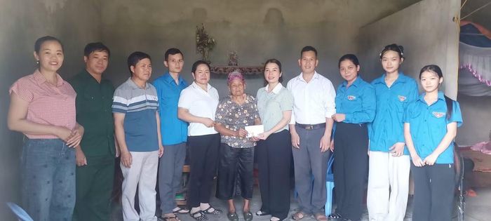  Theo Tỉnh Đoàn Tuyên Quang, các hoạt động hướng về Ngày Thương binh - Liệt sĩ được tổ chức rộng khắp tại các địa phương không chỉ góp phần chăm lo đời sống vật chất, tinh thần cho người có công và gia đình chính sách mà còn giáo dục truyền thống cách mạng, khơi dậy tinh thần xung kích, tình nguyện và trách nhiệm của tuổi trẻ đối với quê hương, đất nước. Trong ảnh: Tuổi trẻ xã Linh Hồ thăm hỏi, tặng quà tri ân mẹ Anh hùng liệt trên địa bàn. 