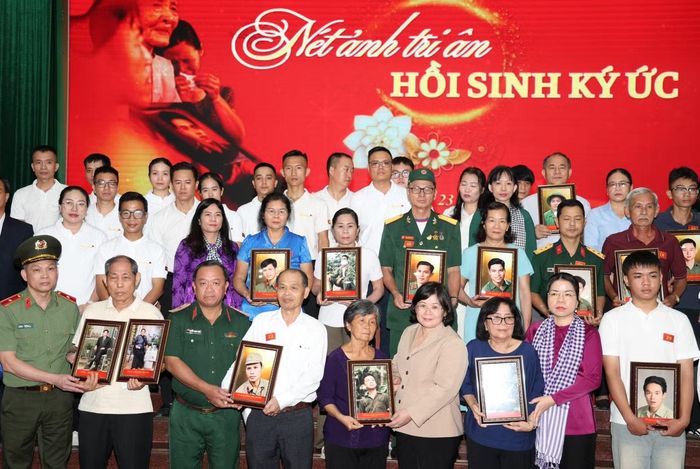 Nhân kỷ niệm Ngày Thương binh - Liệt sĩ, mới đây, Bộ Tư lệnh TPHCM cùng Công an TPHCM và nhóm bạn trẻ Team Lee đã trao di ảnh liệt sĩ phục dựng cho thân nhân các liệt sĩ. (Ảnh: Ngô Tùng)