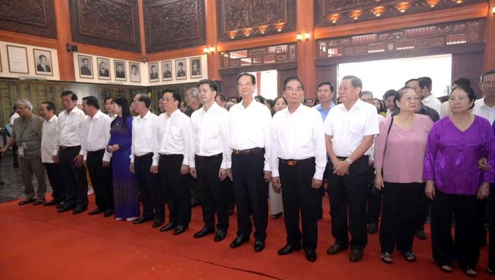 Các đồng chí lãnh đạo, nguyên lãnh đạo Đảng, Nhà nước, tỉnh An Giang, cán bộ, chiến sĩ và nhân dân địa phương dự lễ dâng hoa, dâng hương và Lễ giỗ Anh hùng, liệt sĩ và người có công.