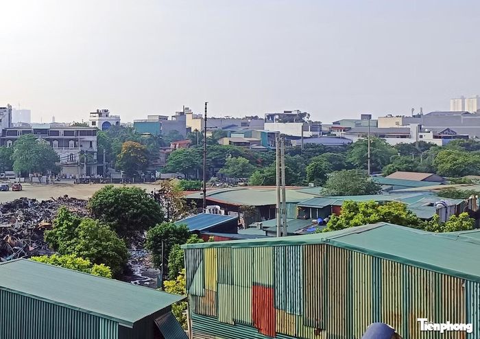 Lãnh đạo UBND phường Hoàng Liệt cho biết, trong thời gian tới đơn vị sẽ lập kế hoạch cưỡng chế phá dỡ đối với các kho xưởng dựng trái phép trên đất nông nghiệp, đã bị cắt điện.