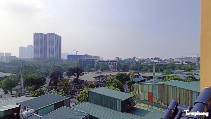  Trao đổi với PV Tiền Phong vào sáng 27/7, một người làm việc tại kho xưởng xác nhận việc bị cắt điện và cho biết "không nắm được khi nào có điện trở lại, các hoạt động tại kho cũng dừng hoạt động". 