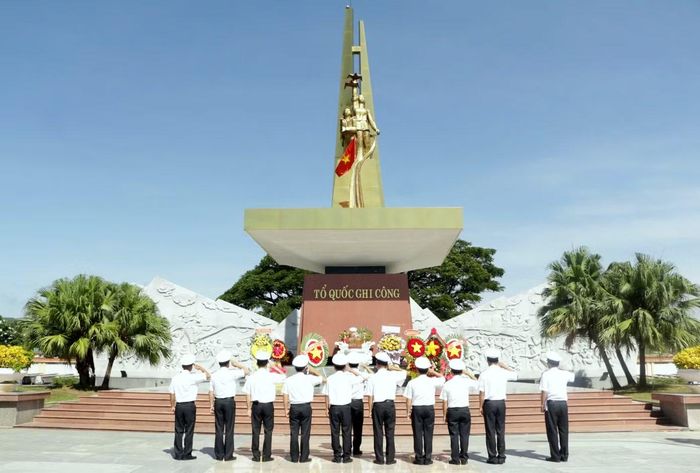 Đoàn công tác Vùng 3 Hải quân dâng hương tại Nghĩa trang Liệt sĩ thành phố Đà Nẵng.