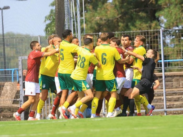 Hubner (28) tham gia vào pha xô xát