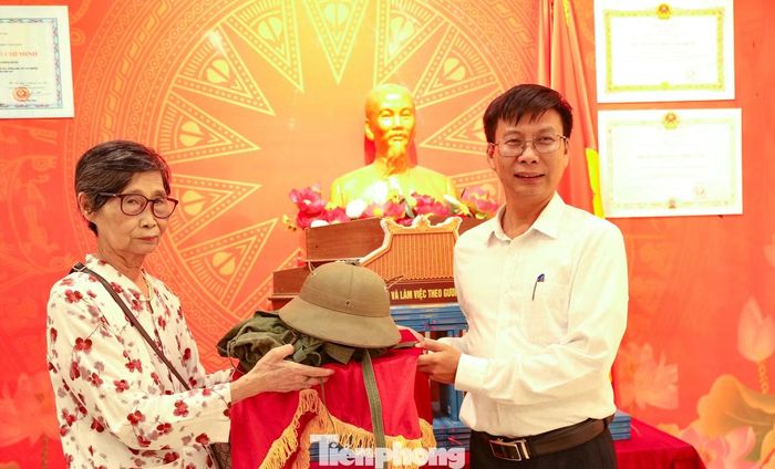 Tại buổi lễ trao trả hồ sơ đi B của cha mình, bà Thái Thị Thự (77 tuổi, phường Quy Nhơn) mang theo chiếc ba lô và chiếc mũ cối sao vàng - những kỷ vật của người cha đã được gia đình gìn giữ suốt bao năm qua để trao tặng lại cho Trung tâm Lưu trữ lịch sử tỉnh Gia Lai, để trung tâm tiếp tục bảo quản, phục vụ công tác trưng bày và giáo dục truyền thống.