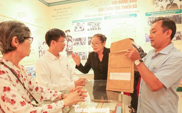 Hồ sơ cán bộ đi B gồm: Sơ yếu lý lịch, lý lịch đảng viên, thẻ Đảng, thẻ đoàn viên, học bạ, giấy khen, nhật ký, ảnh lưu niệm cùng nhiều giấy tờ, kỷ vật gắn với quá trình học tập, công tác và tham gia cách mạng của các cán bộ đi B. Ảnh: Trương Định.