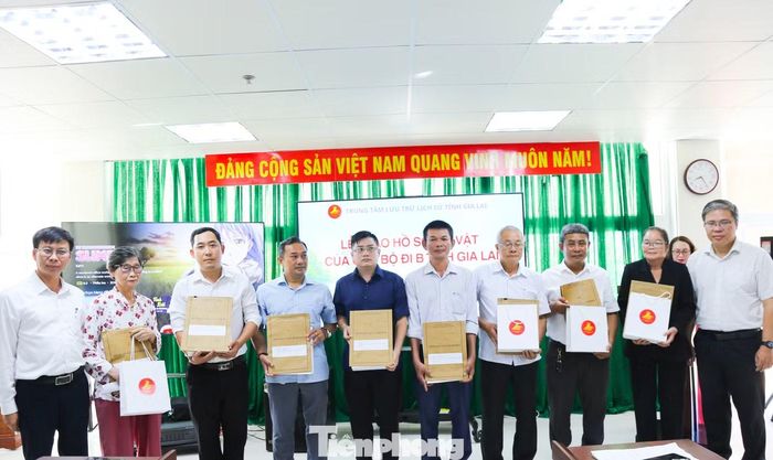 Nhân kỷ niệm 79 năm Ngày Thương binh - Liệt sĩ (27/7/1947 - 27/7/2026), sáng 24/7, Trung tâm Lưu trữ lịch sử tỉnh Gia Lai tổ chức lễ trao trả 10 bộ hồ sơ, kỷ vật của cán bộ đi B cho thân nhân các gia đình trên địa bàn tỉnh. Ảnh: Trương Định.