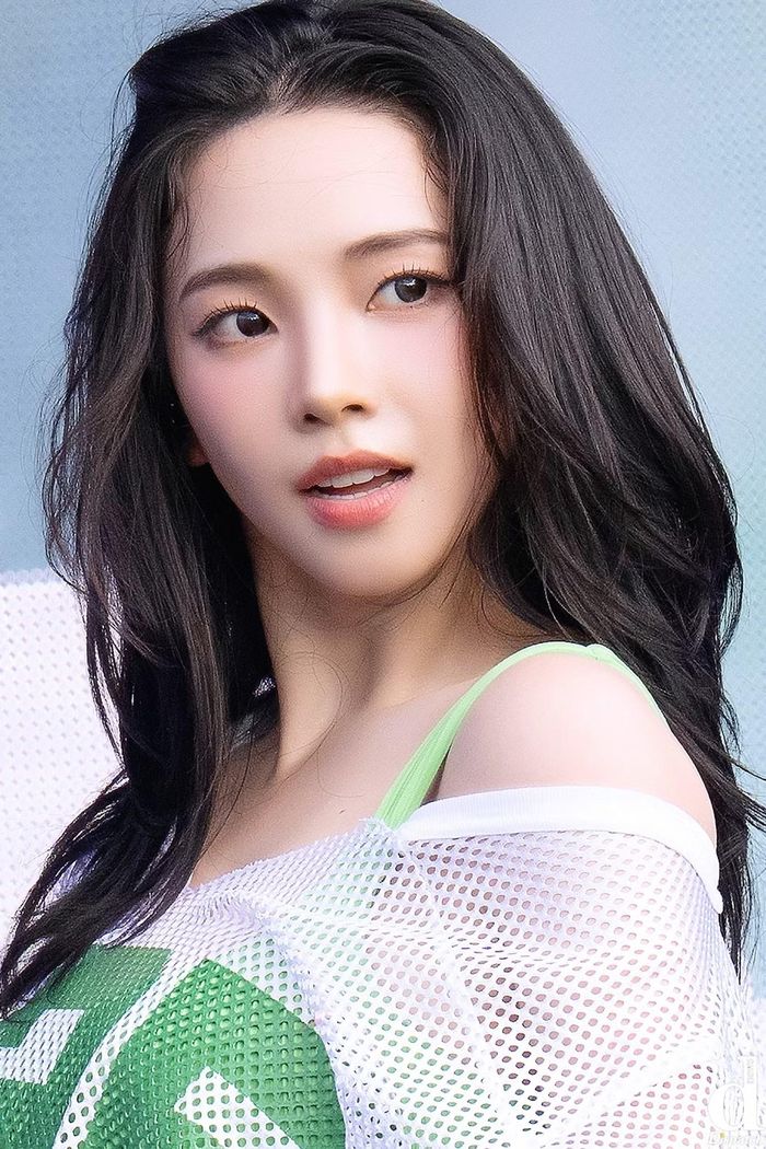 Theo Dispatch, Karina (aespa) trở thành tâm điểm tại đại nhạc hội Waterbomb nhờ ngoại hình nổi bật cùng thần thái cuốn hút. Nữ thần tượng sinh năm 2000 gây ấn tượng với gương mặt thanh tú, đường nét sắc sảo và tỷ lệ cân đối.