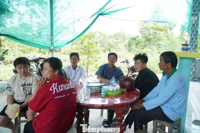 Ngôi nhà của gia đình liệt sĩ Huỳnh Văn Quên ở xã Vàm Cỏ đón đông đảo người thân, hàng xóm đến chia sẻ niềm vui ngày đoàn tụ. (Ảnh: Nguyễn Tiến)
