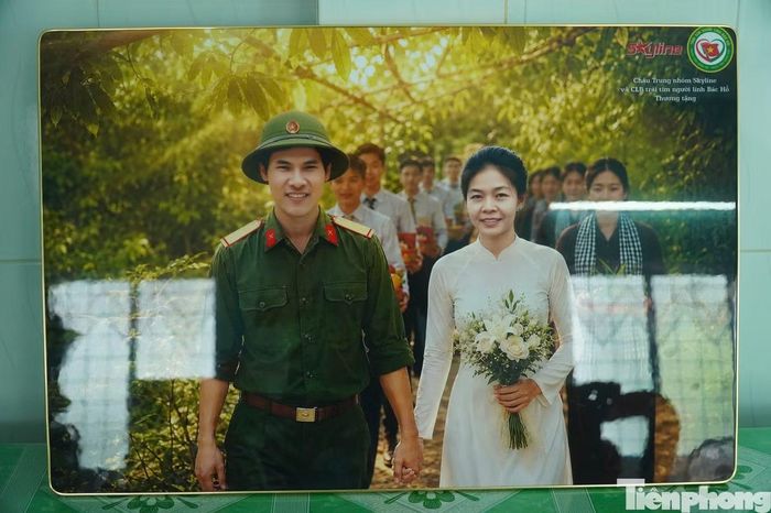 Bà Nguyễn Thị Lệ bên hình ảnh phỏng dựng bà và chồng là liệt sĩ Huỳnh Văn Quên đứng cạnh nhau.