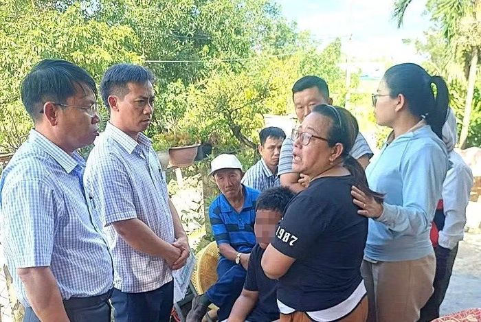 Chính quyền xã Đồng Xuân thăm hỏi, động viên và hỗ trợ ban đầu cho gia đình các nạn nhân.