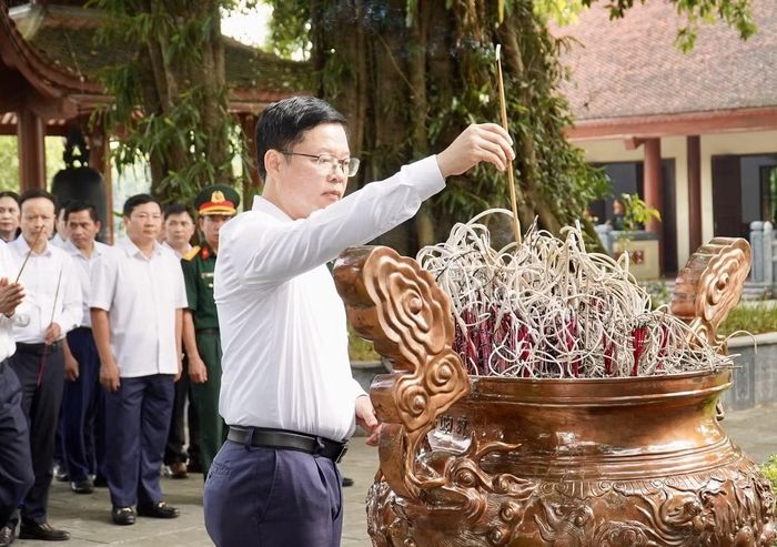 Ông Đinh Quang Tuyên - Chủ tịch Ủy ban MTTQ Việt Nam tỉnh Thái Nguyên làm Trưởng Đoàn đã đến dâng hương tại Khu di tích lịch sử quốc gia 27/7.