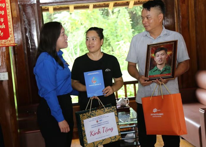 Chị Nguyễn Thị Mai Anh - Phó Bí thư Tỉnh Đoàn Thái Nguyên thăm hỏi gia đình liệt sĩ.