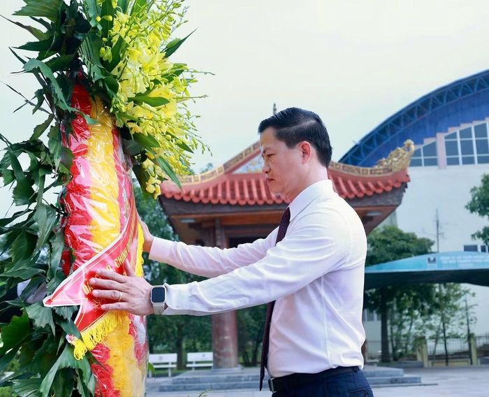 Chủ tịch UBND tỉnh Thái Nguyên Vương Quốc Tuấn dâng hương tại Khu di tích lịch sử quốc gia 60 liệt sĩ thanh niên xung phong Đại đội 915, Đội 91 Bắc Thái.