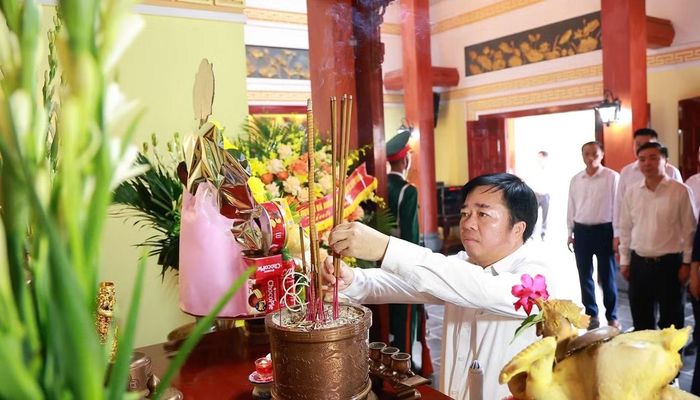 Ông Bùi Văn Lương - Chủ tịch HĐND tỉnh dâng hương tại Di tích lịch sử Địa điểm Đồi Pụ Đồn.