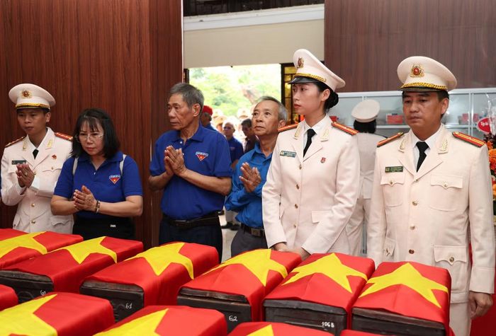 Đoàn đại biểu Công an TPHCM và Cựu cán bộ Đoàn Công an TPHCM đến dâng hương, tri ân các Anh hùng liệt sĩ đã hy sinh vì sự nghiệp giải phóng dân tộc vào chiều 27/7. (Ảnh: Ngô Tùng)