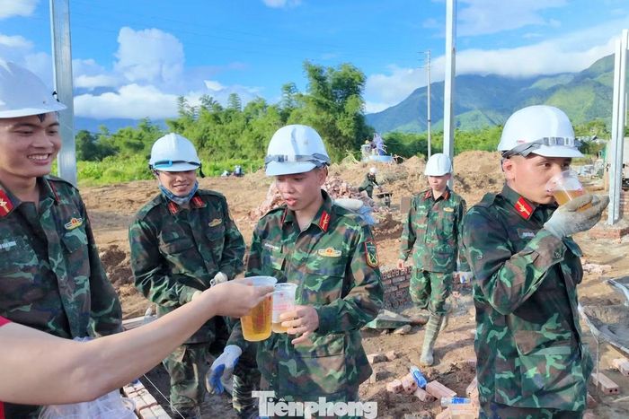 Quãng nghỉ ngơi ngắn ngủi trên công trường của những "thợ xây áo lính".