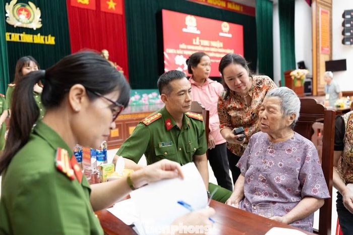 Đại tá Trần Bình Hưng - Phó Giám đốc Công an tỉnh Đắk Lắk thăm hỏi người dân đến lấy mẫu ADN.