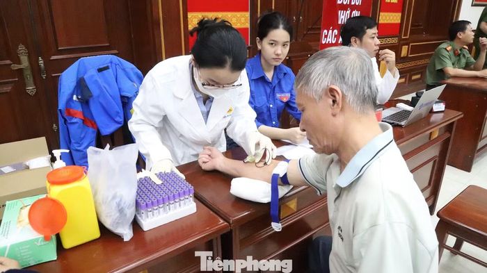Ông Nguyễn Văn Thủy được thực hiện lấy mẫu sinh phẩm.