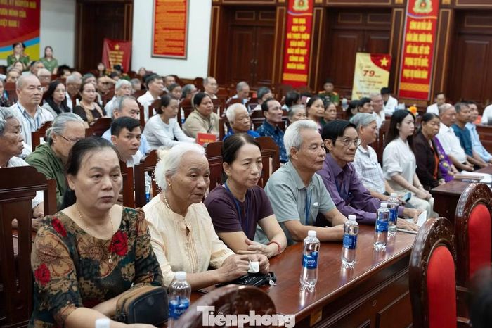 Ông Nguyễn Văn Phẩm (thứ 4, từ trái qua, bàn đầu) vào Đắk Lắk thực hiện lấy mẫu ADN.