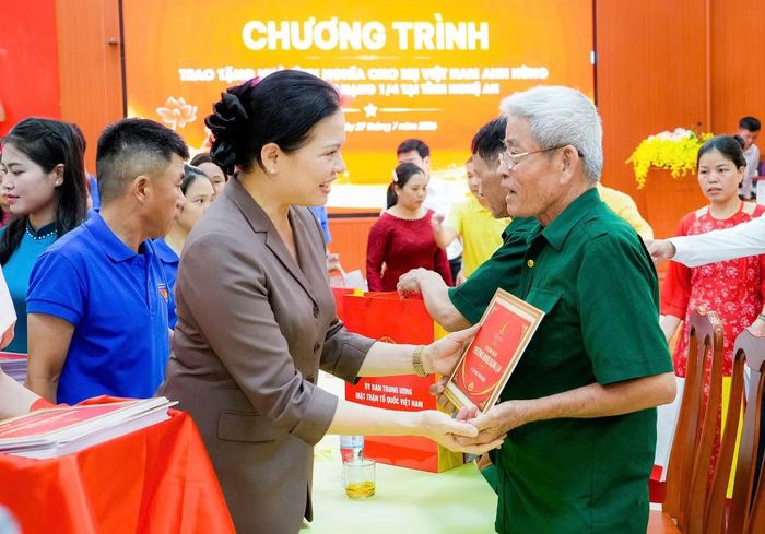  Phó Chủ tịch - Tổng Thư ký Ủy ban Trung ương MTTQ Việt Nam Hà Thị Nga trao quà tặng cho người có công tại chương trình. Ảnh: PV. 