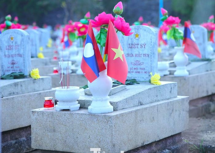 Trên mỗi phần mộ, hai lá cờ Việt Nam và Lào cùng tung bay trong gió. Hình ảnh ấy như lời khẳng định về tình hữu nghị đặc biệt, thủy chung son sắt giữa hai nước. Đó là mối quan hệ được xây dựng bằng sự sẻ chia trong những năm tháng chiến tranh khốc liệt và được gìn giữ, bồi đắp bằng sự biết ơn của các thế hệ hôm nay.