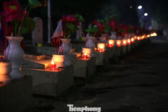  Tối 26/7, T.Ư Đoàn TNCS Hồ Chí Minh chủ trì, phối hợp với Bộ Nội vụ, tỉnh Nghệ An và Hội Hữu nghị Việt Nam - Lào trang trọng tổ chức Lễ thắp nến tri ân các Anh hùng liệt sĩ cấp quốc gia tại Nghĩa trang liệt sĩ Việt - Lào. 