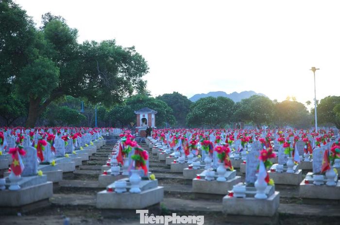 "Năm nào tôi cũng lên đây thắp hương cho bác. Hôm nay đưa hai cháu đi cùng để các cháu biết gia đình mình có người đã hy sinh vì Tổ quốc, để các cháu nhớ công lao của các liệt sĩ và sống có trách nhiệm hơn với quê hương, đất nước”, bà Nguyễn Thị Mày nói.