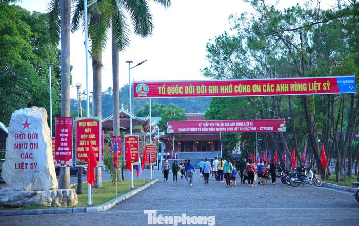  Những ngày tháng 7 lịch sử, nghĩa trang lại đón dòng người từ khắp mọi miền đất nước về viếng thăm, dâng hương, dâng hoa tri ân các anh hùng liệt sĩ. 