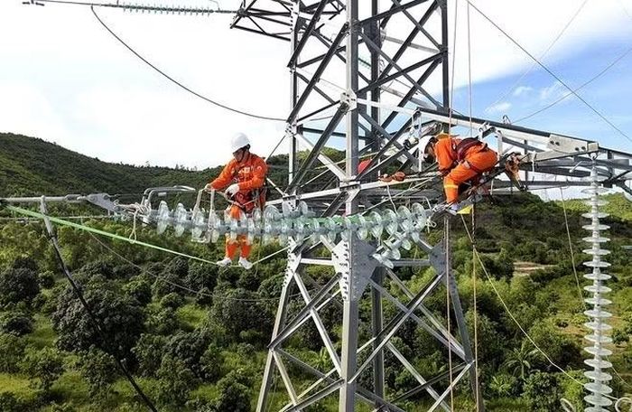 Nhân viên ngành điện bảo dưỡng đường dây trước cao điểm nắng nóng
