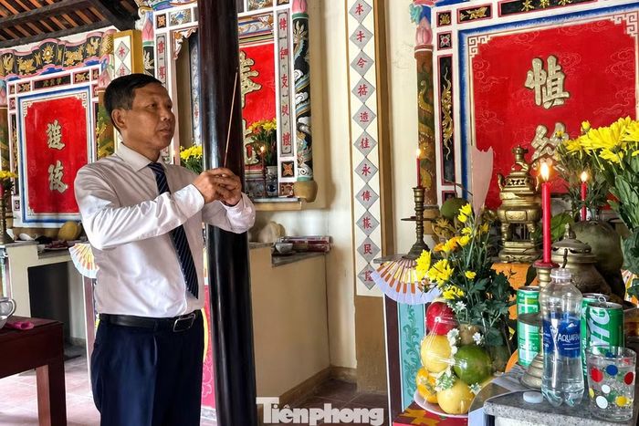 Ông Bùi Hồng Trung - Bí thư Đảng ủy xã Hòa Vang thắp hương tưởng nhớ các liệt sĩ.