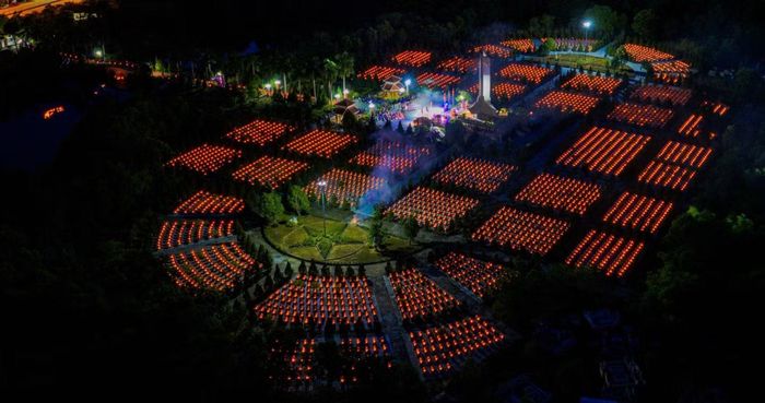 Hàng nghìn ngọn nến được thắp sáng trong đêm tri ân tại Nghĩa trang Liệt sĩ Hương Điền, Huế.