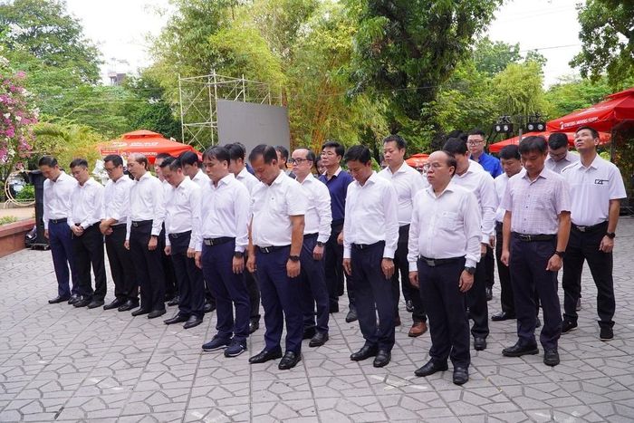 Thành kính tri ân trước tượng đài cố Tổng Bí thư Trần Phú.