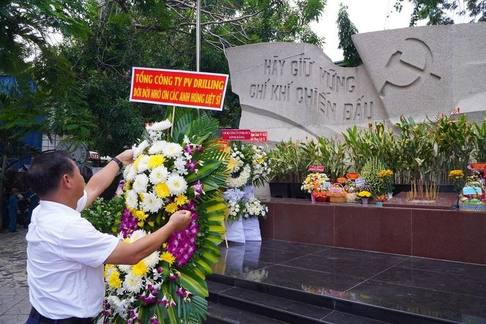 Đồng chí Mai Thế Toàn - Bí thư Đảng ủy, Chủ tịch Hội đồng quản trị, Trưởng đoàn chỉnh trang vòng hoa trước khi dâng lên tượng đài cố Tổng Bí thư Trần Phú.