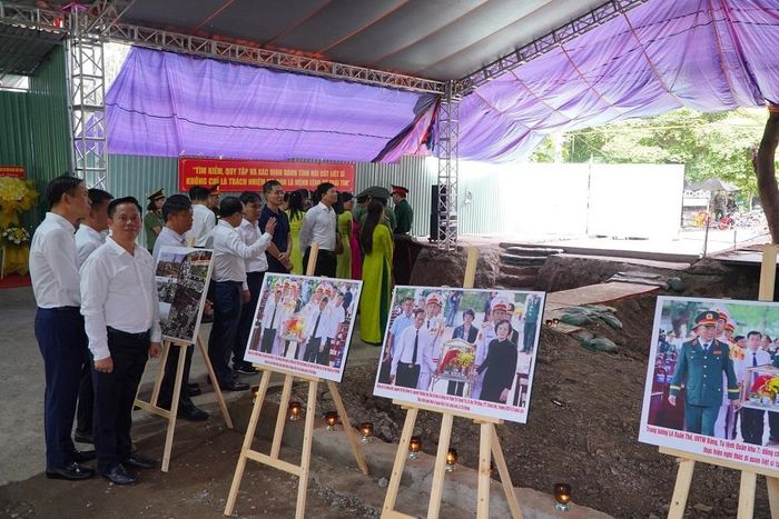 Đoàn thăm và dành phút mặc niệm tại khu vực đang diễn ra công tác tìm kiếm và quy tập hài cốt liệt sĩ tại Công viên Lê Thị Riêng.