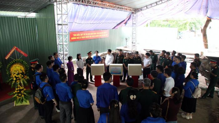 Đoàn công tác Petrovietnam tặng quà lực lượng tham gia tìm kiếm hài cốt liệt sĩ tại Công viên Lê Thị Riêng.