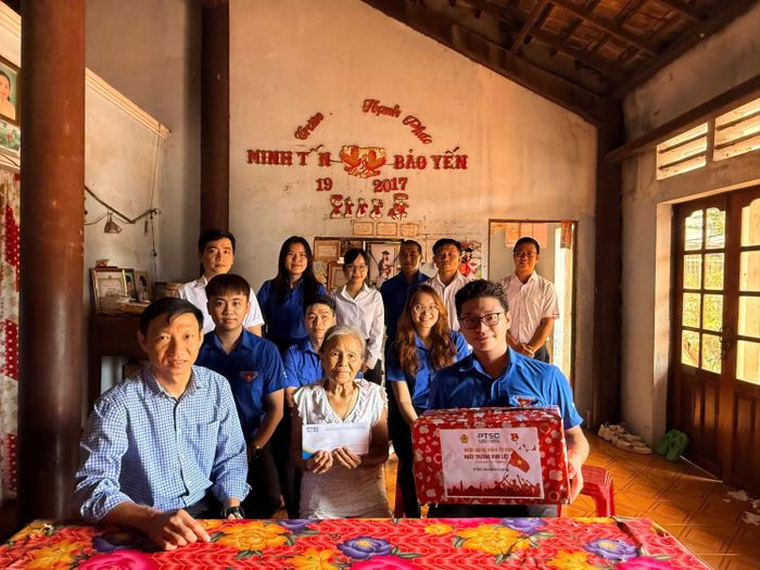 Đoàn thăm hỏi, động viên và trao tặng quà cho gia đình chính sách tại xã Hồ Tràm, TP Hồ Chí Minh.