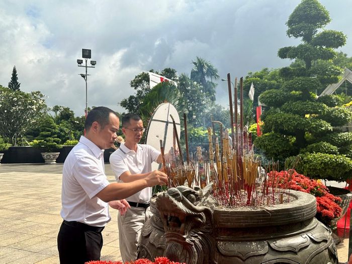 Đảng ủy, Ban Tổng Giám đốc PQPOC thắp hương tưởng nhớ Chủ tịch Hồ Chí Minh, các Mẹ Việt Nam Anh hùng, các Anh hùng liệt sĩ tại Nghĩa trang Liệt sĩ TP Hồ Chí Minh.