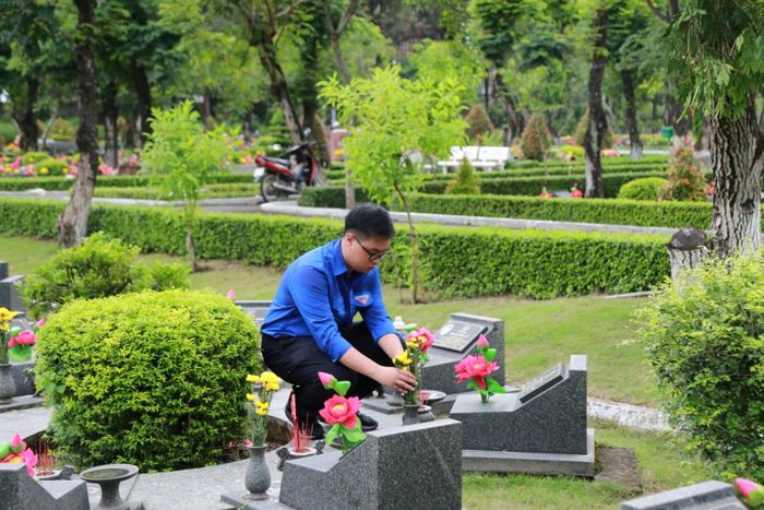 Ban Chấp hành Chi đoàn PQPOC dâng hương và tham gia hoạt động thiện nguyện tại Nghĩa trang Liệt sĩ TP Hồ Chí Minh.